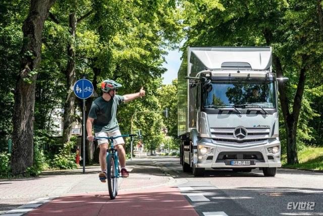 5.-梅赛德斯-奔驰eActros纯电动卡车的多项功能和系统为所有道路使用者提供高水准的保护.jpg