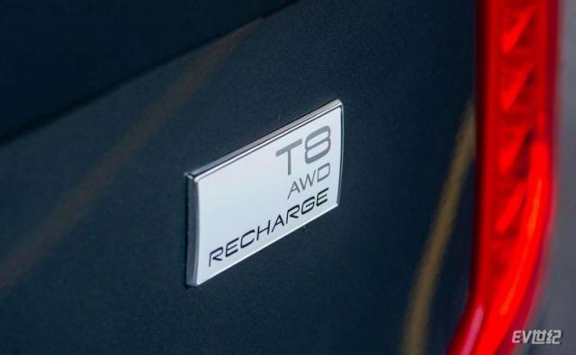 2021-volvo-xc90-recharge-t8-badge.jpg