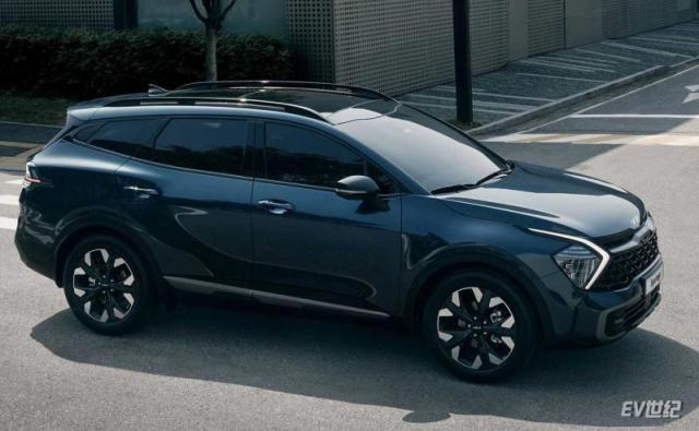 2022-kia-sportage-blue-front-quarter.jpg