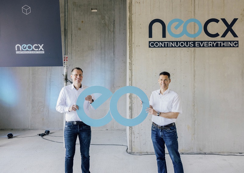 TraceTronic集团CEO Rocco Deutschmann和大众汽车电子开发部负责人Axel Heinrich出席于德累斯顿举行的neocx成立仪式.jpg