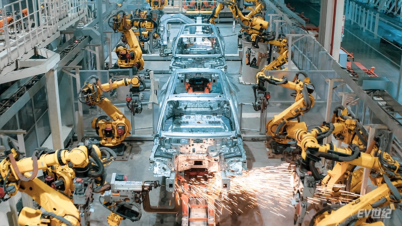4、焊装车间拥有全球领先的激光焊等车身轻量化工艺，整车焊接全部由机器人自动完成，焊接自动化率99%.jpg