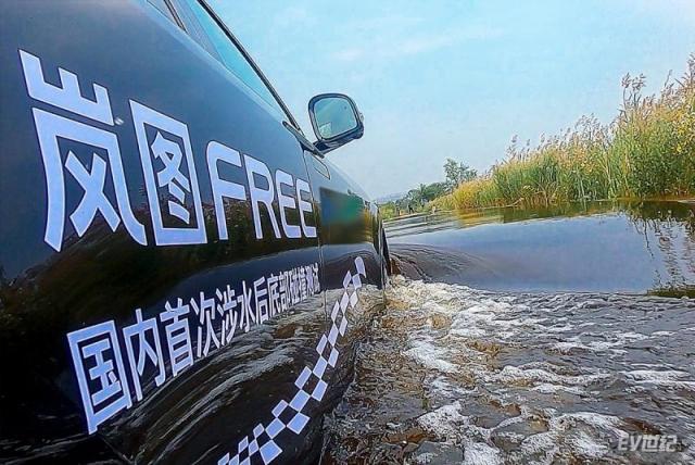 岚图FREE-600mm涉水测试2.jpg