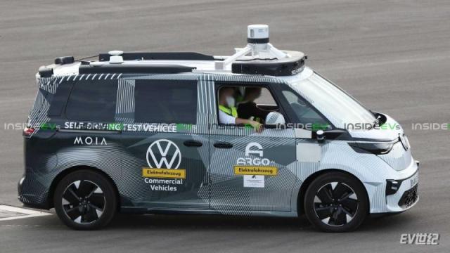 vw-id.buzz-self-driving-prototype-spy-photos (2).jpg