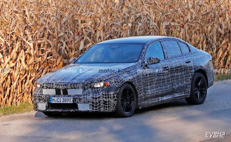 bmw-i5-interior-spy-shots-(4).jpg