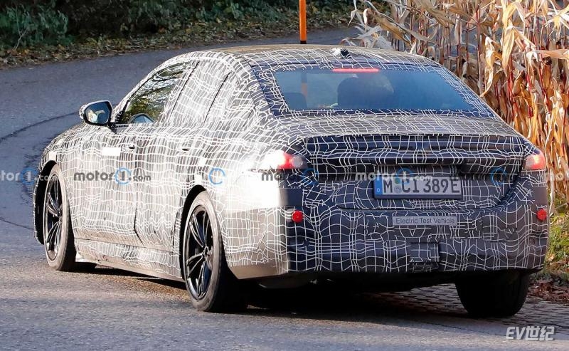 bmw-i5-interior-spy-shots-(6).jpg