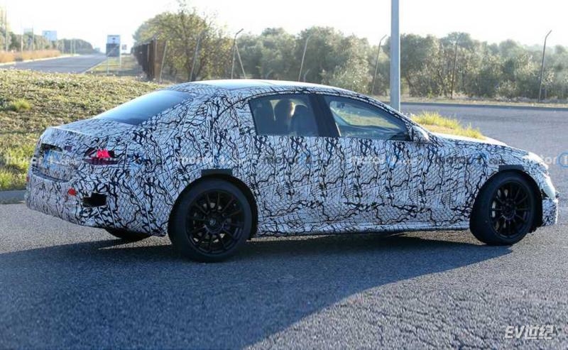 next-gen-mercedes-benz-e-class-sedan-spy-shots-(2).jpg