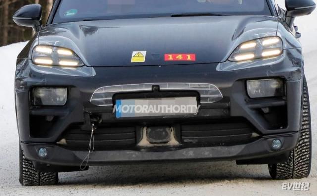 2024-porsche-macan-ev-spy-shots--photo-credits-baldauf-sb-medien_100827369_h.jpg