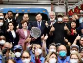 秦刚大使到访比亚迪美国工厂 为比亚迪“充电”