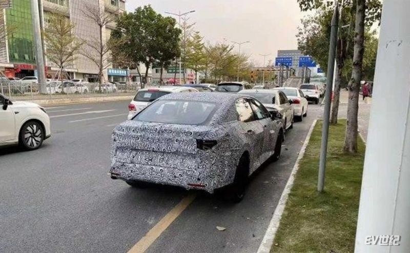 toyota-bz-sedan-spied-in-china-(3).jpg