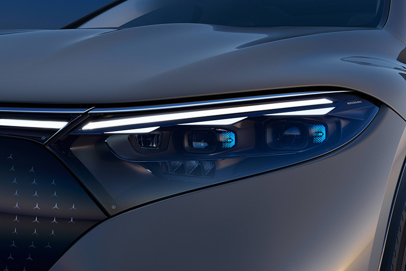 03.全新EQS纯电SUV赋予外观更多光的创新元素，包括日行灯三角形照明单元、大灯侧面的精致电光蓝发光模块等.jpg