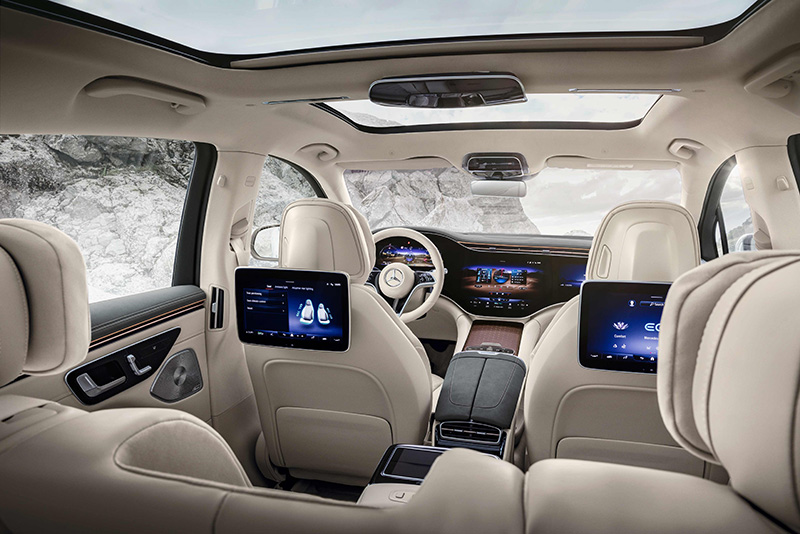 07.全新EQS纯电SUV是梅赛德斯-奔驰品牌首个搭载杜比全景声系统的车型，与Burmester柏林之声环绕立体音响系统配合使用，带来颠覆豪华座舱的聆听体验.jpg