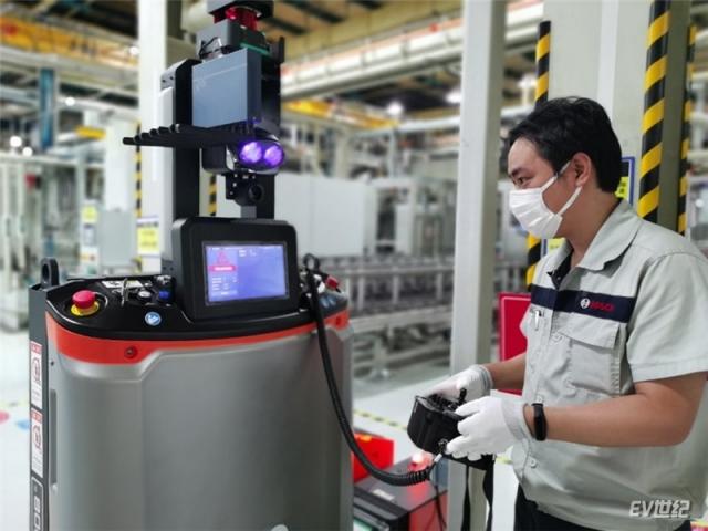 03 闭环管理期间上海华域工厂员工操作AGV  Bosch Huayu associate is troubleshooting the AGV in the period of closed-loop operations.jpg