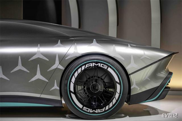 12.底板和扩散器上均有与AMG马石油车队F1赛车同色的AMG标识及元素，带空气护板的22英寸空气动力学轮毂和随处可见的碳纤维元素凸显与F1赛车的联系.jpg