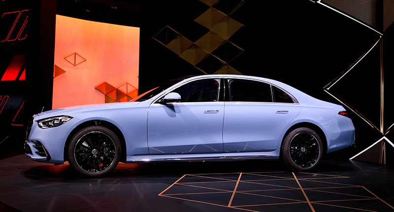 14.S 500 L 4MATIC配备“MANUFAKTUR匠心高定”专属定制方案，以4款高定专属车漆、3款高定双色调内饰，提供最具表现力的个性选择.jpg