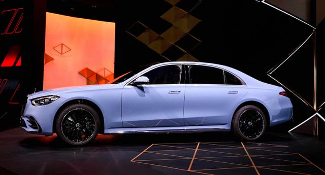 14.S 500 L 4MATIC配备“MANUFAKTUR匠心高定”专属定制方案，以4款高定专属车漆、3款高定双色调内饰，提供最具表现力的个性选择.jpg