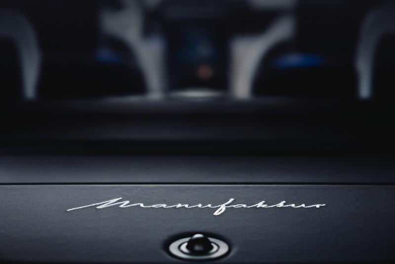 15.S 500 L 4MATIC配备“MANUFAKTUR匠心高定”专属定制方案，提供包括专属照明迎宾踏板、动态星徽迎宾灯及“MANUFAKTUR”专属标识等个性装饰.jpg