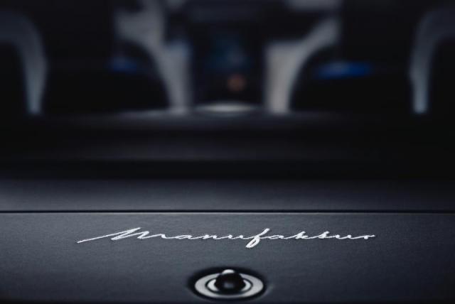15.S 500 L 4MATIC配备“MANUFAKTUR匠心高定”专属定制方案，提供包括专属照明迎宾踏板、动态星徽迎宾灯及“MANUFAKTUR”专属标识等个性装饰.jpg