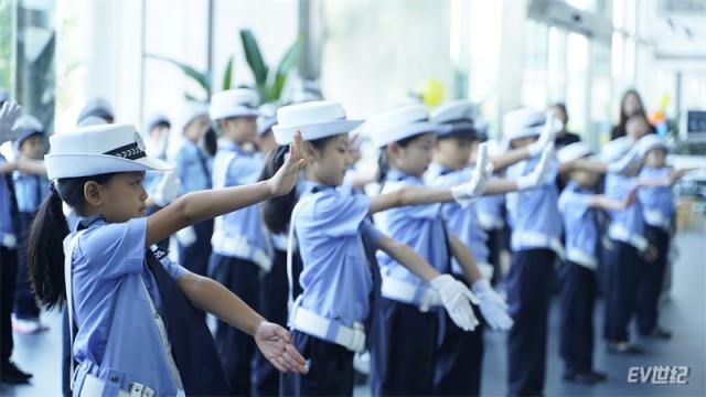 03. 梅赛德斯-奔驰以全国600余家授权经销商店“星愿基金社区公益基地”为原点，将“‘益’堂安全课”推广至当地社区.jpg