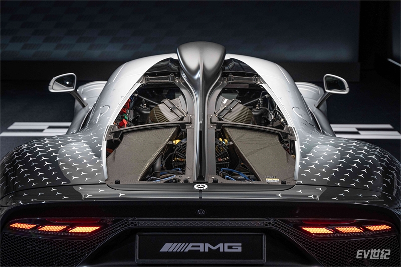 5.梅赛德斯-AMG ONE采用碳纤维单壳体和中置发动机布局，搭载的F1赛车同款E PERFORMANCE混动系统由一部1.6升V6涡轮增压发动机和四部电机组成.jpg
