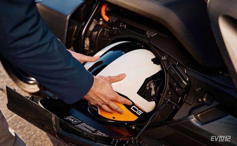 bmw-ce-04---side-storage-compartment-for-jet-helmet.jpg