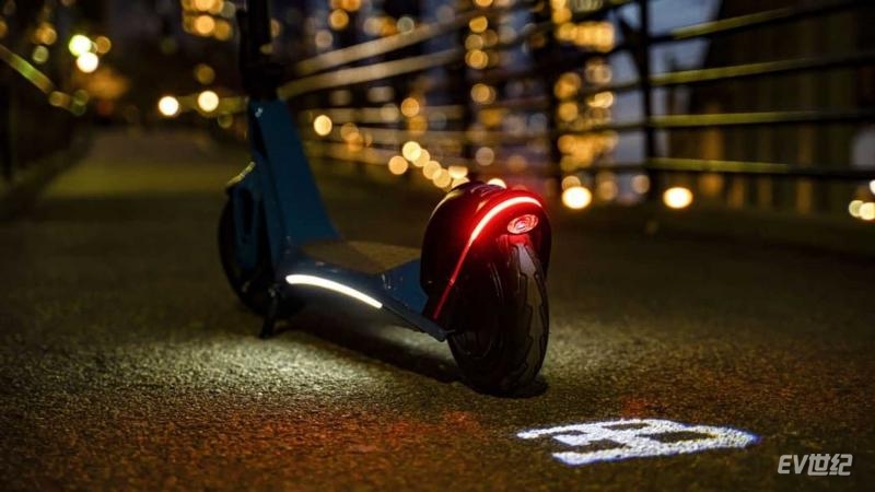 bugatti-dips-toes-in-e-mobility-with-new-electric-kick-scooter (1).jpg
