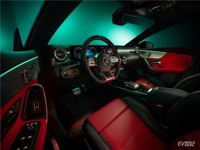  16.梅赛德斯-AMG CLA 45 S 4MATIC+ 55周年纪念版采用经典的红黑双色Nappa皮革内饰，妆点55周年深色铝质饰件.jpg