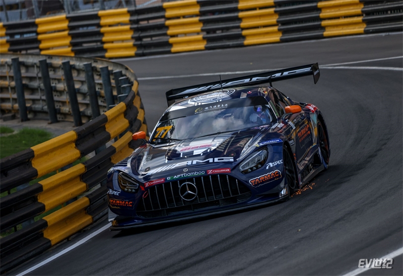 04.在周六第一回合比赛中，马洛__晏高驾驶77号赛德斯-AMG GT3 EVO赛车取得杆位，并在周日的第二回合保持领先，最终获得冠军.jpg