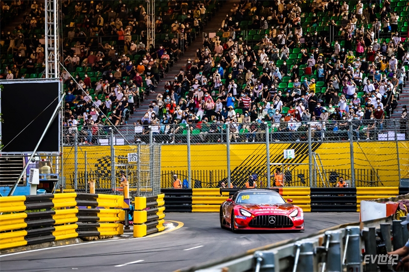 05.性能强劲的梅赛德斯-AMG GT3和GT4赛车在取得辉煌赛果的道路上功不可没.jpg
