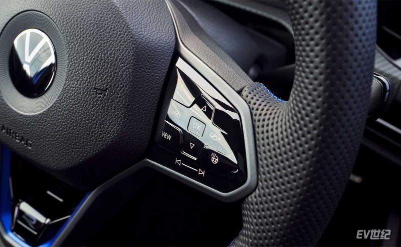 2022-volkswagen-golf-r-us-version-steering-wheel-controls.jpg