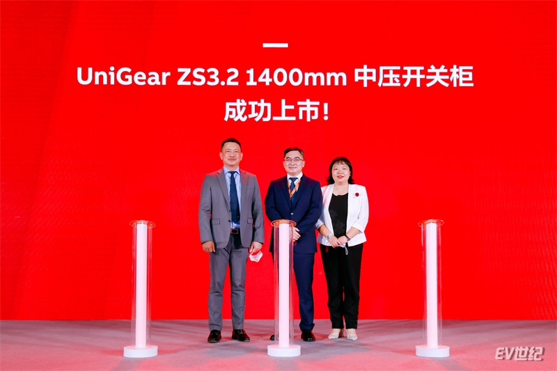 ABB UniGear ZS3.2 1400mm中压开关柜成功上市.jpg