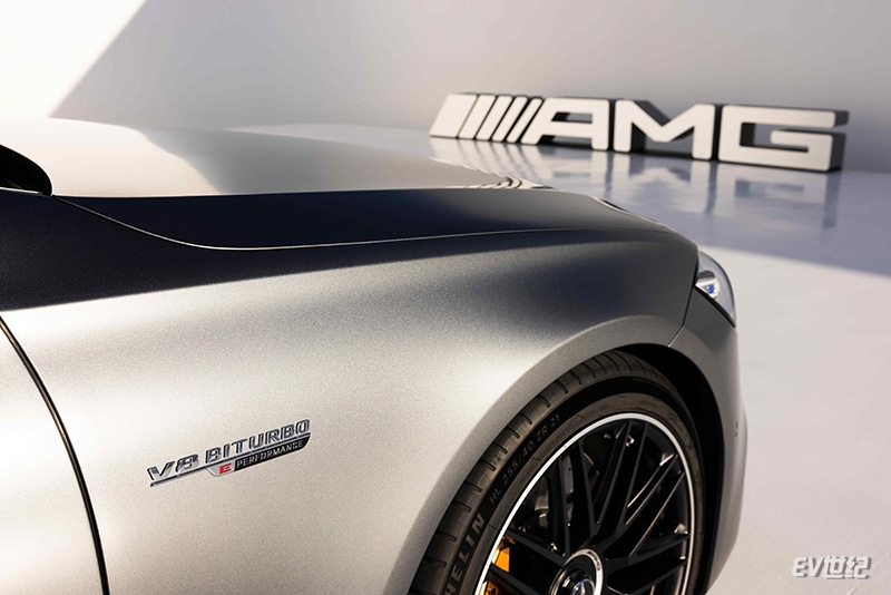 07.全新AMG S 63 E PERFORMANCE搭载源自F1赛车的E PERFORMANCE混合动力技术，实现4.0升V8涡轮增压发动机、永磁同步电机、阿法特巴赫独立研发的高性能电池的强强结合.jpg
