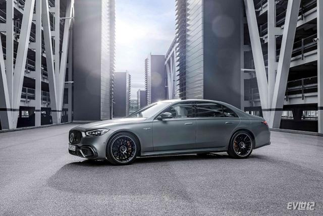 15.全新梅赛德斯-AMG S 63 E PERFORMANCE不仅是梅赛德斯-奔驰和梅赛德斯-AMG加速电动化道路上的全新里程碑，也是企业聚焦豪华愿景下的全新力证.jpg