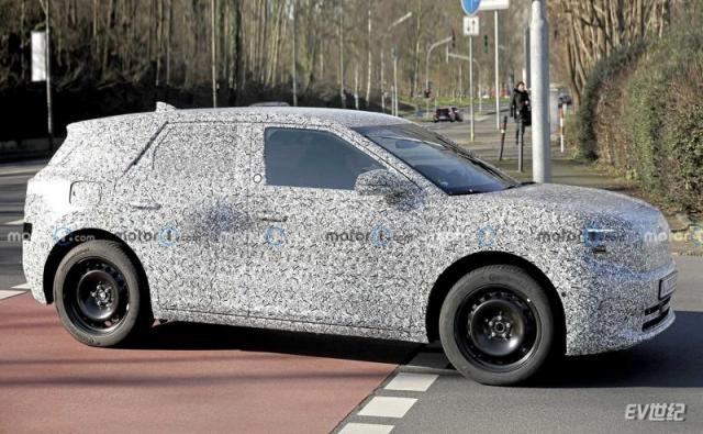 ford-electric-crossover-spy-photos-(4).jpg