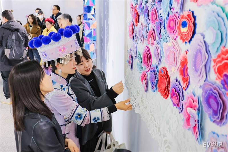 05. 清华美院BMW非遗保护创新基地孵化的非遗文创品，展现“天人合一”理念.jpg