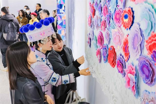 05. 清华美院BMW非遗保护创新基地孵化的非遗文创品，展现“天人合一”理念.jpg