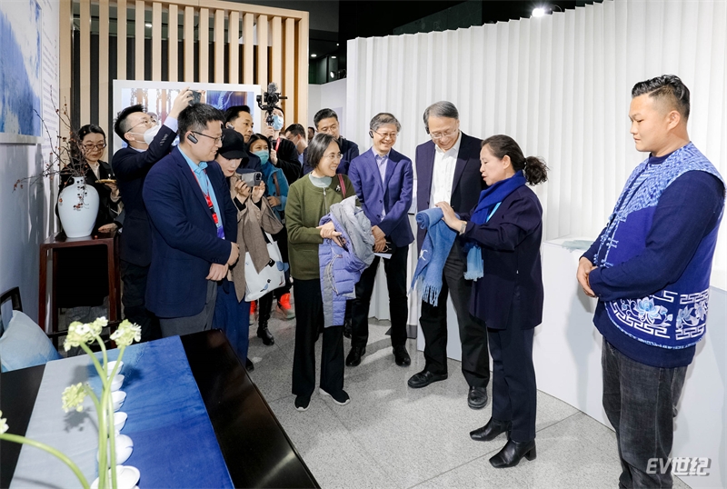 06. 清华美院BMW非遗保护创新基地孵化的非遗文创品，展现“天人合一”理念.jpg