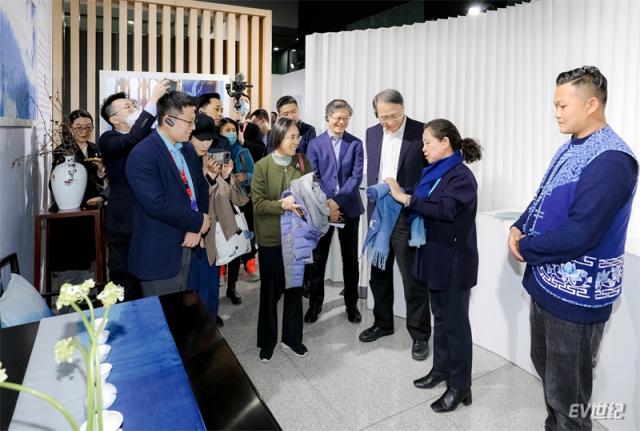 06. 清华美院BMW非遗保护创新基地孵化的非遗文创品，展现“天人合一”理念.jpg
