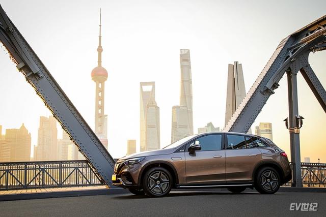 12.作为首款基于EVA纯电平台正向研发的国产豪华纯电SUV，全新EQE纯电SUV迎来中国首秀.jpg