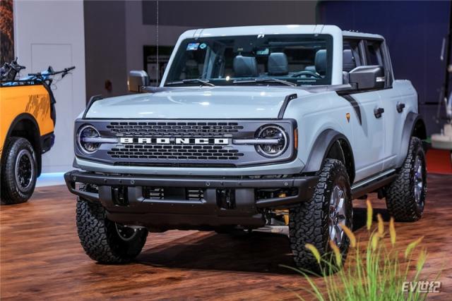 Ford Bronco.jpg