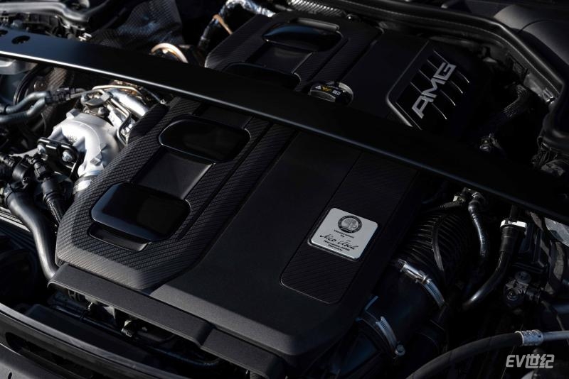 08.全新AMG C 43旅行轿车特别版搭载以“一人一机”理念打造的高性能发动——AMG M139 2.0T直列四缸发动机，爆发峰值功率300千瓦（408马力）、峰值扭矩500牛·米的强劲动力，百公里加速达4.7秒.jpg