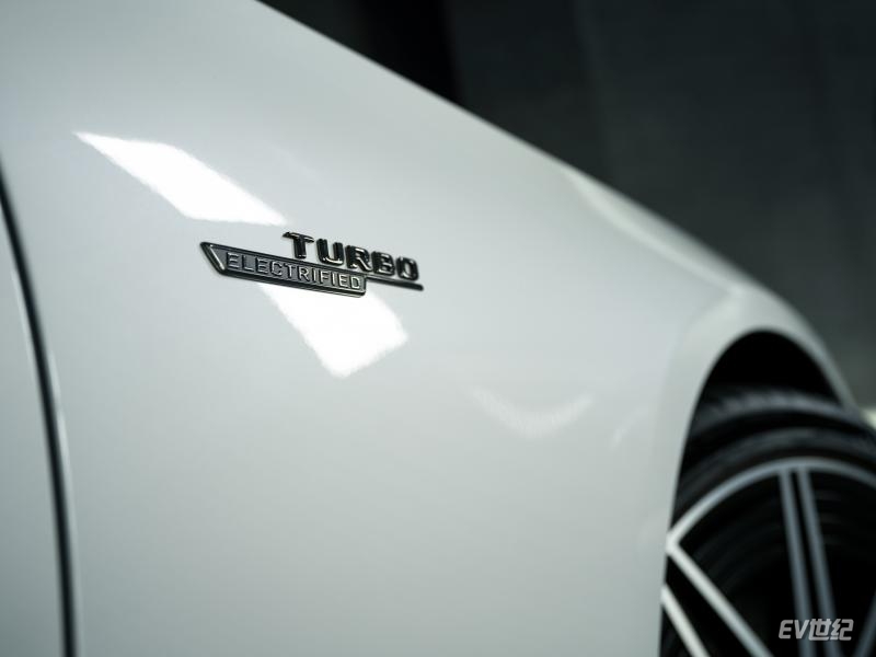 09.全新AMG C 43旅行轿车特别版应用源自F1赛车的电子排气涡轮增压器技术，在怠速状态下，动力也可随踩随到，疾速快感瞬时而达.jpg