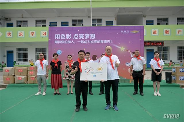 PPG包装涂料事业部北亚区总经理兼PPG中国女性领导力团队主席姚健清（右）与东风小学校长蒋怀飞（左）交接捐赠牌-1.jpg
