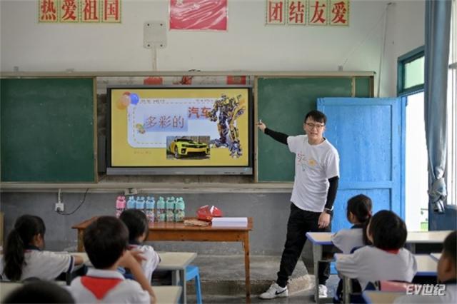 PPG公司工业涂料事业部色彩经理薛卫给孩子带来一堂“多彩的汽车”的色彩课程-1.jpg