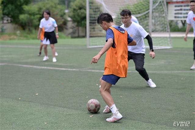 东风小学的足球校队球员与志愿者们开展了一场别开生面的混合分组对抗足球赛-2.jpg