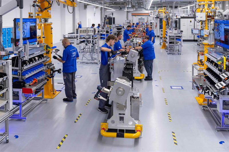 03 博世在其位于斯图加特-费尔巴哈的工厂已开始量产氢动力模块 Bosch has now begun volume production of its fuel-cell power module at its Stuttgart-Feuerbach location.jpg