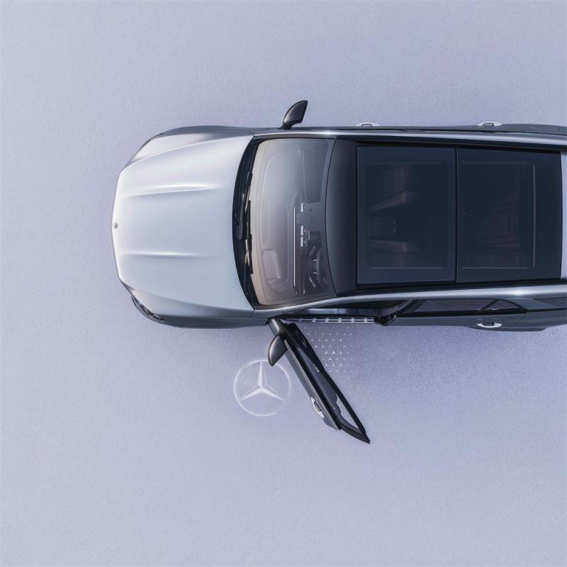 06.新一代GLE SUV新增的动态星徽迎宾灯在车门开启时点亮地面，尊贵体验油然而生.jpg