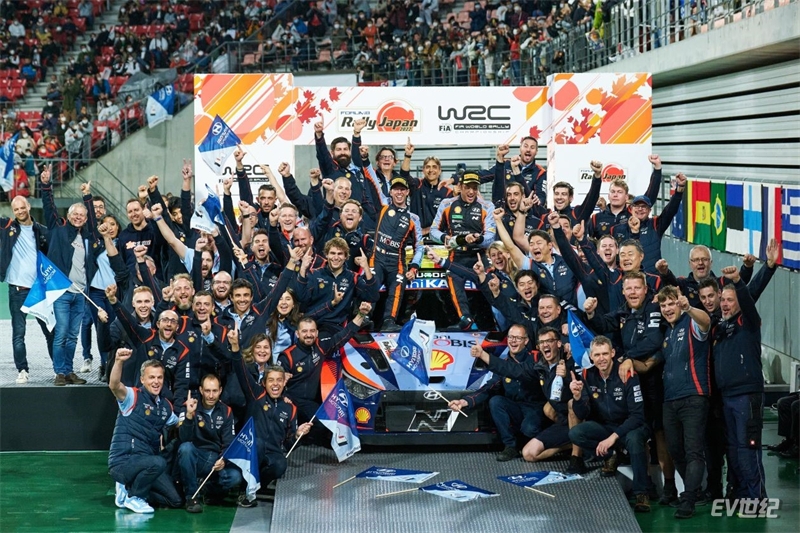 4、现代汽车WRC车队庆祝在2022赛季WRC收官站比赛中包揽冠亚军奖杯.jpg