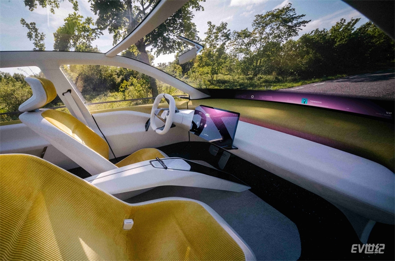 02.BMW新世代概念车展示下一代人机交互科技.jpg