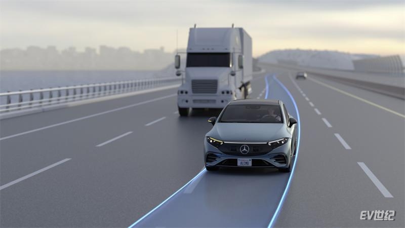 梅赛德斯-奔驰发布全新的智能变道及导航辅助驾驶功能，将智能驾驶辅助系统提升至全新水平.jpg