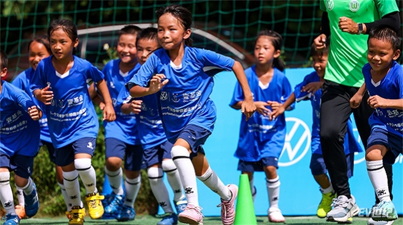 大众汽车持续十年支持中国青少年足球发展 将陆续推出更多足球公益活动 让青少年感受足球运动的无限魅力.jpg
